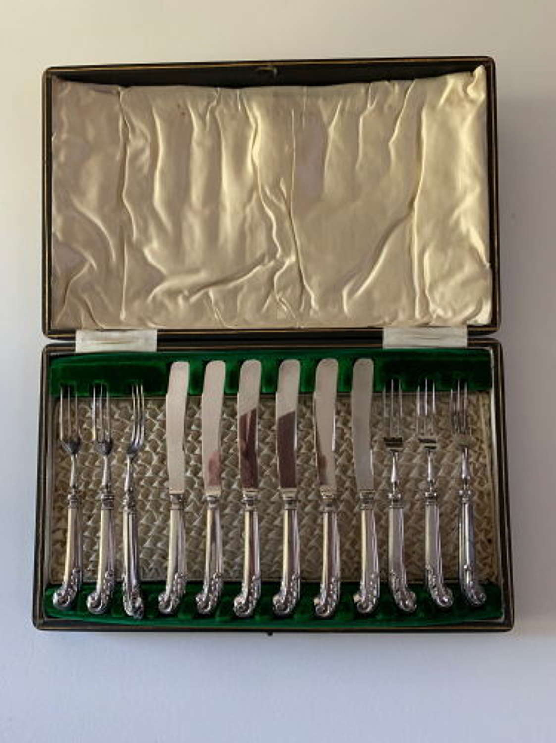 Cased Set of Six Silver Plated Pistol Handled Dessert Knives %26 Forks