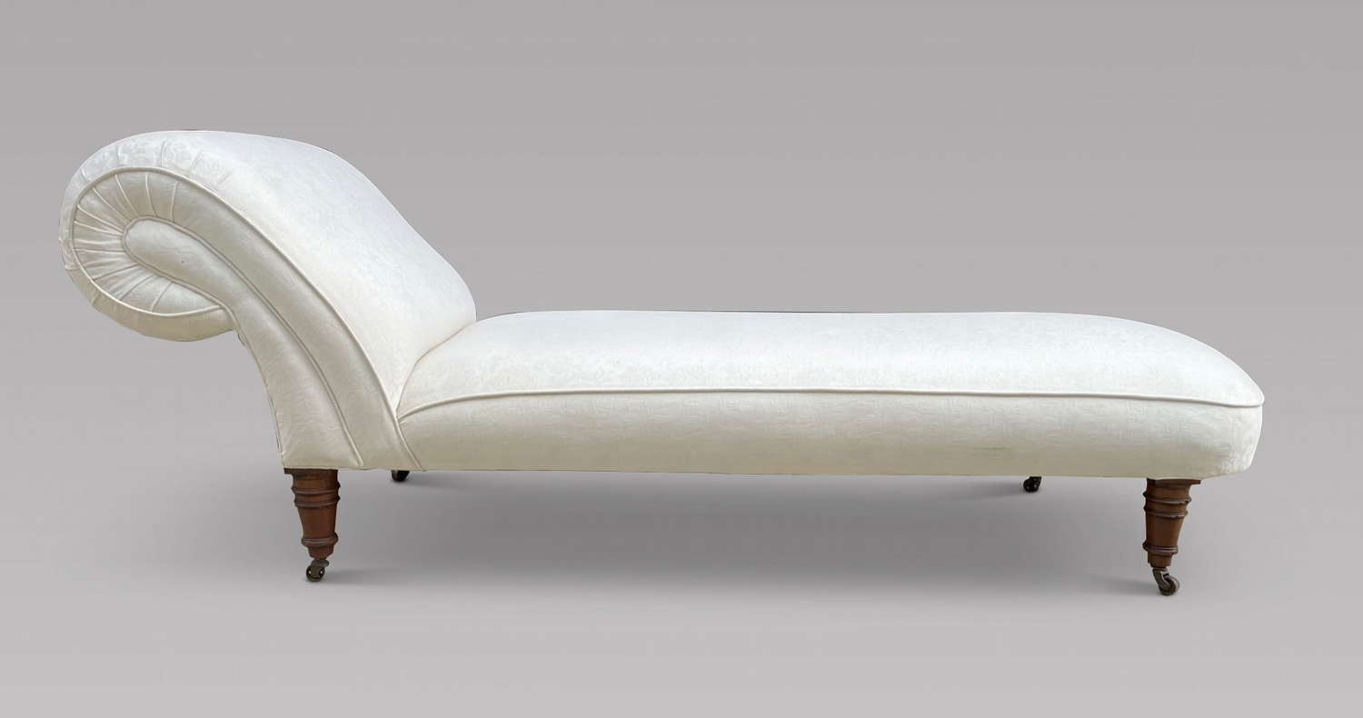 A Good Sized Victorian Chaise Longue
