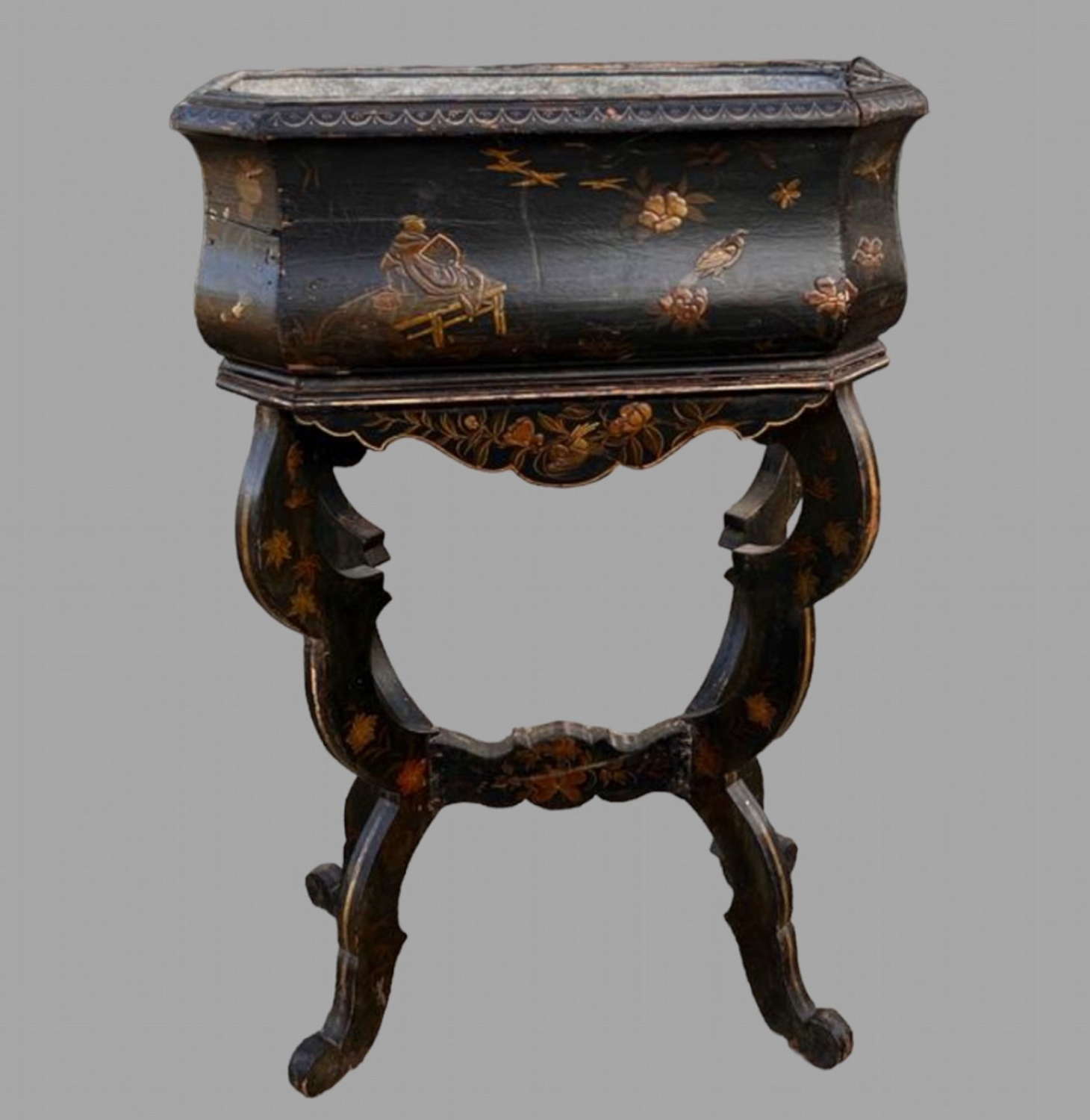 A 19thc Chinoiserie Style Lacquered Planter with Zinc Liner